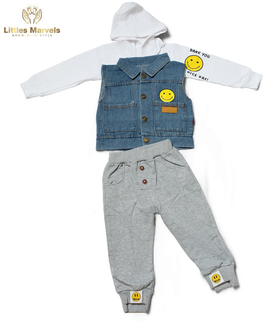 White hooded sweatshirt,&nbsp; Gray Pant,